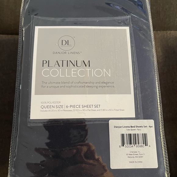 NWT - QUEEN - 6 PIECE SHEET SET PLATINUM COLLECTION BY DANJOR LINENS. Navy Blue. - Picture 4 of 8